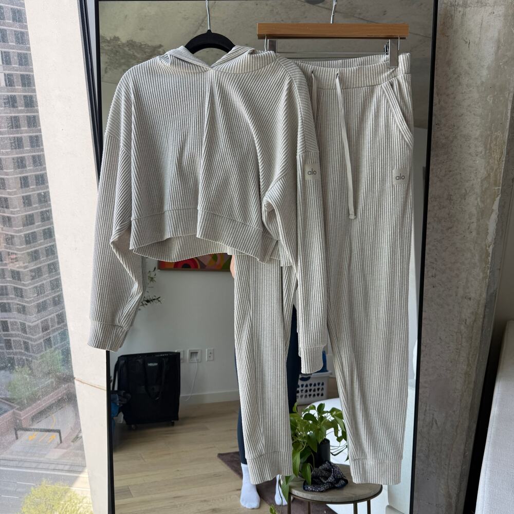 Alo Yoga Muse Set - Picture 2 of 5